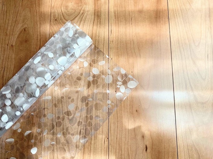 水で貼りつけられる目隠しシート