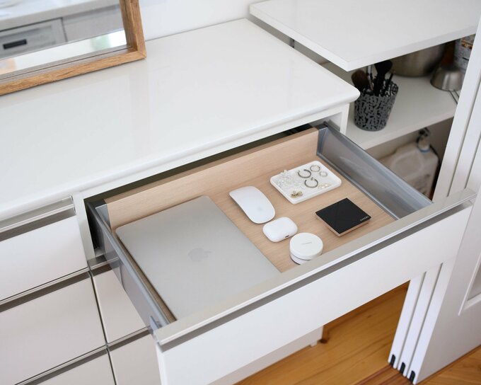 食器棚の引き出しにメイク道具