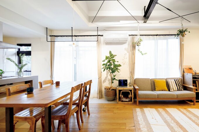 窓辺の室内干し用のバーやカーテンポールがブレースと調和