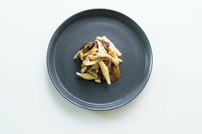 皿に盛られたゆでキノコ