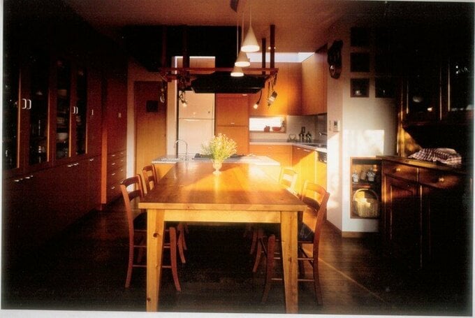 T字型に配置されたキッチンと食卓