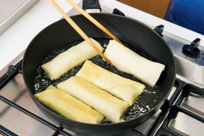 春巻きを油で揚げる