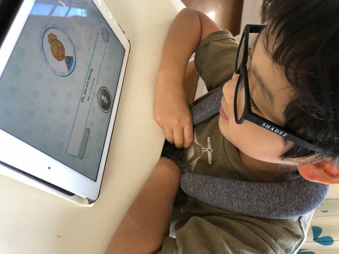 タブレットを見る子ども