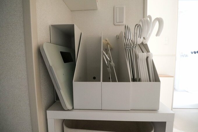 無印良品のファイルボックスにハンガーと体重計を収納