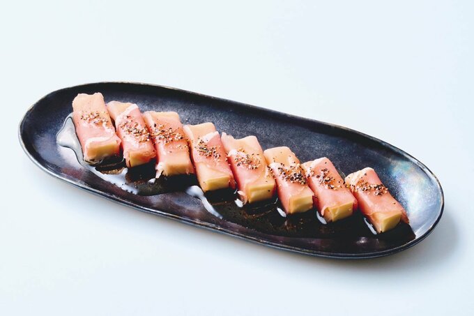 生ハムとチーズのブラックペッパーオイルがけ