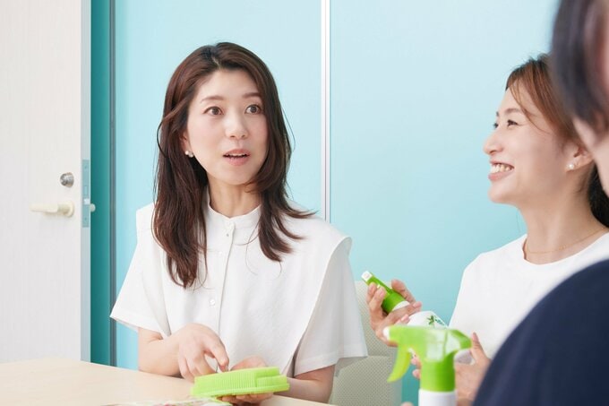 ブラシを指す女性