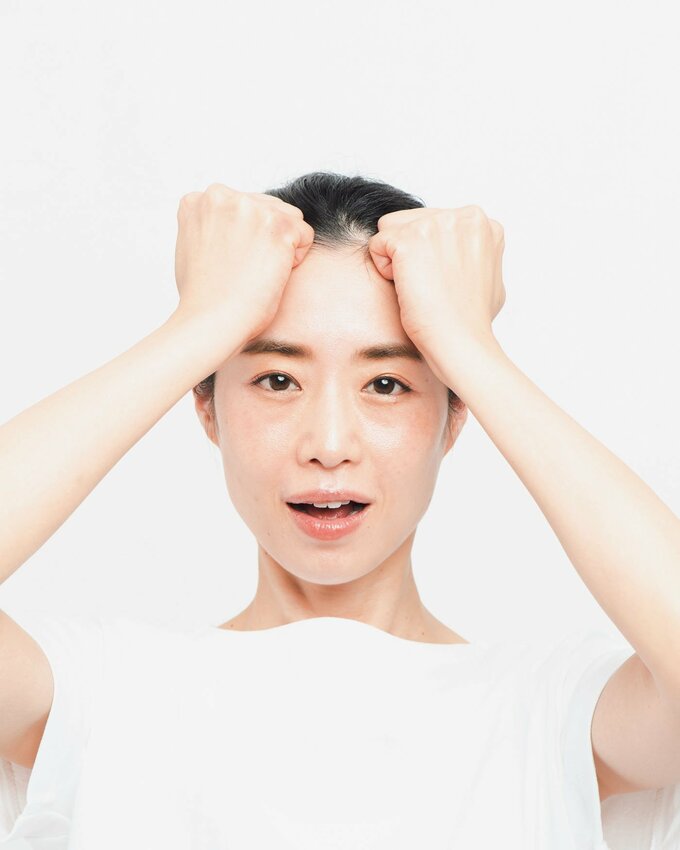 おでこにこぶし