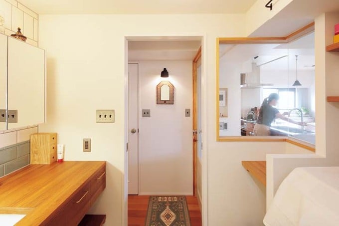 室内窓のある洗面室の入り口