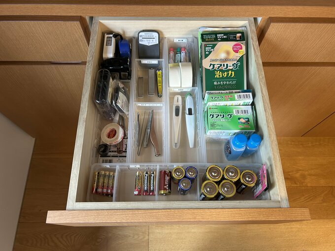子どもがいると電池や絆創膏の出番は多い