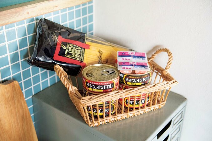 パスタとパスタソース、カレー缶など