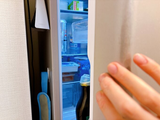 冷蔵庫を開けている様子