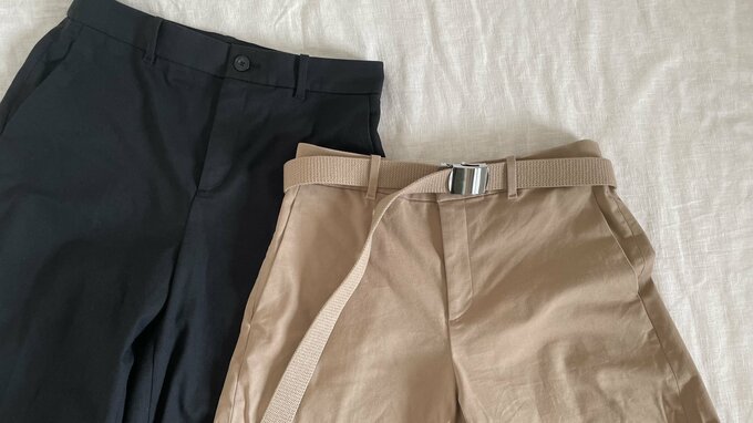 ユニクロ「ワイドチノパンツ」ブラックとベージュ