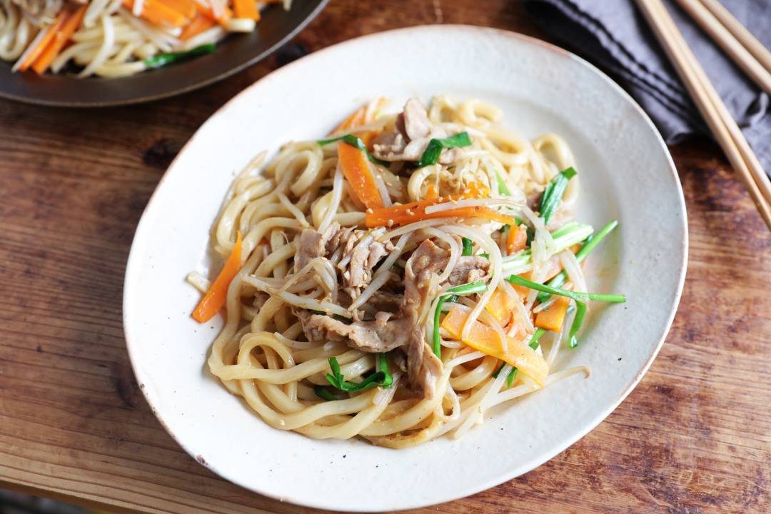 夏バテ防止にスタミナ豚バラ焼うどん 焼肉のタレで味が決まる Esseonline エッセ オンライン