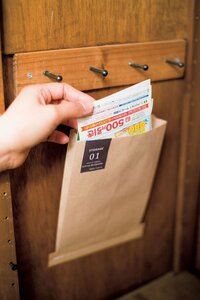 目にうるさいDM類は紙袋を使って目隠し