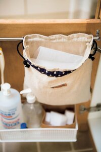 シンク下の扉裏にはネットバッグをストック