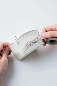 紙皿では据わりの悪いものも収まりがよく、子どもやママ友のおやつ入れに大重宝!