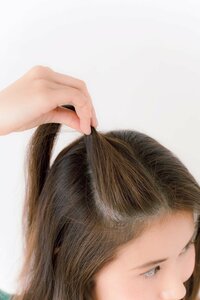 前髪からトップをセンターパートに分け