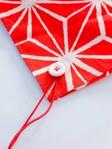 ボタンの根元に結び目を隠すようにして縫いつけます。