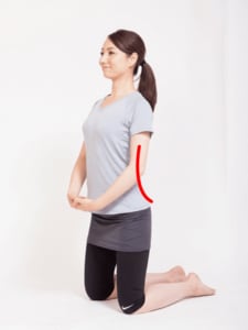 ひざ立ちになり、手のひらを上に向けて指を組む