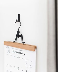 カレンダーはボトムハンガーでつるす