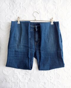 パンツは三つ折りにしてコンパクトかつ美しく