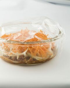 食材は保存容器に重ね入れ、ふんわりとラップをかける