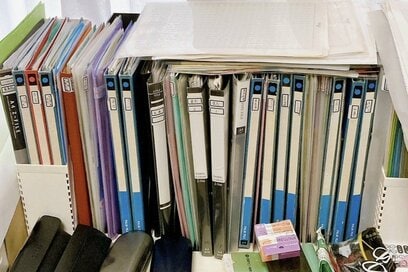 30代、父の遺品整理で出てきたものに唖然。帽子20個、A4ファイルは30冊…実家片付けのリアル