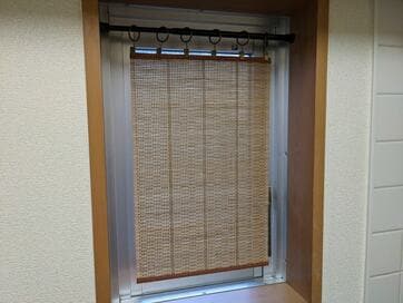 小窓からの強烈な光を300円で対策。竹製ランチョンマット＋突っ張り棒ですだれ効果に