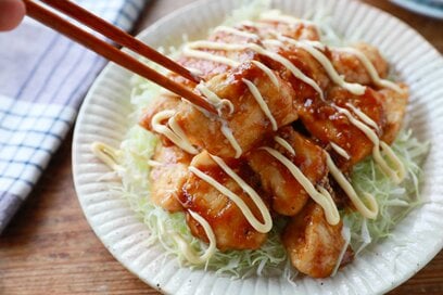 白いご飯との相性抜群の「鶏胸肉のゴママヨ焼き」。冷めてもおいしい、お弁当にも最適