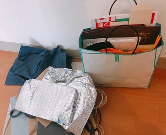 たまり続けるショップの袋。買い物バッグや収納に活用