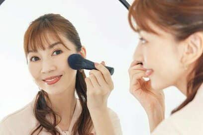 57歳・君島十和子さん「更年期」との向き合い方。気持ちが沈むときは色つきリップで前向きに