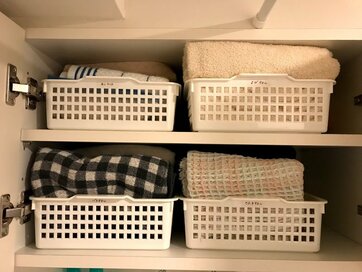 ＜100円神グッズ＞つっぱり棒、フック、プラカゴで洗面所の収納力が倍に