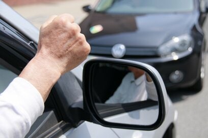 起こるかもしれない「逆走運転」を防ぐコツ。助手席にいてもできること