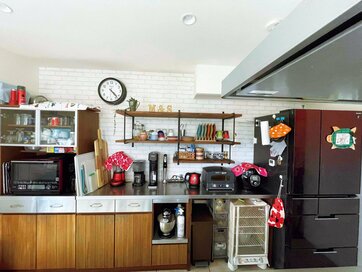 「お金がたまらないキッチン」の風水診断。冷蔵庫にものをはる、黒い家電はNG