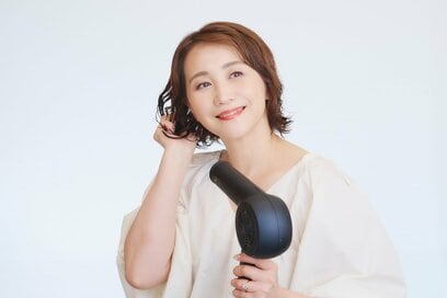 自分で「美容院帰り」のパーマを再現するコツ。乾かすときは弱風で、引っぱるのはNG