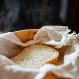 冷凍パンも固くなったパンも、蒸してからトースターで焼けばできたてみたいにもっちもち！