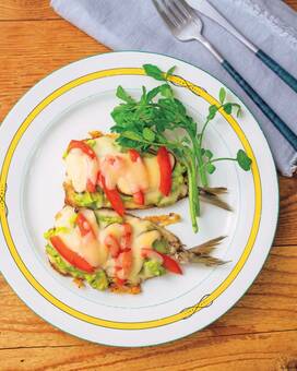 魚嫌いでもパクパク！イワシのアボカドのっけピザ風ソテー