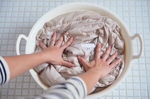 中性洗剤を薄めた液に浸して押し洗い
