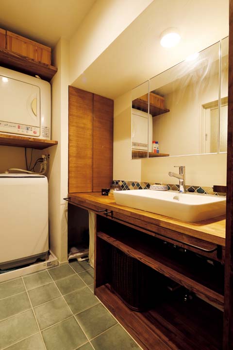 下部をオープンなデザインで造作した洗面台