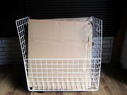 ワイヤーネットを組み立てて廃段ボール置き場に活用