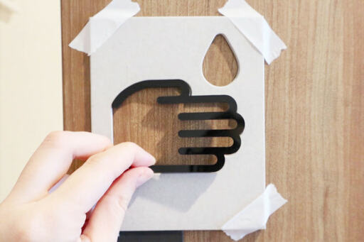 手洗い場のドアサインを貼るところ