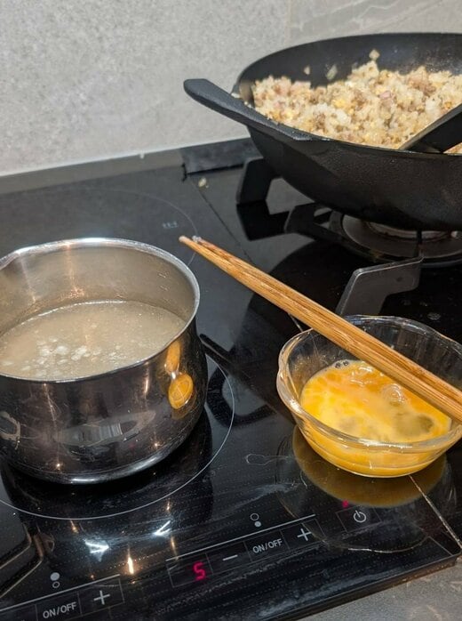 鉄なべで作ったチャーハンとボーンブロススープ