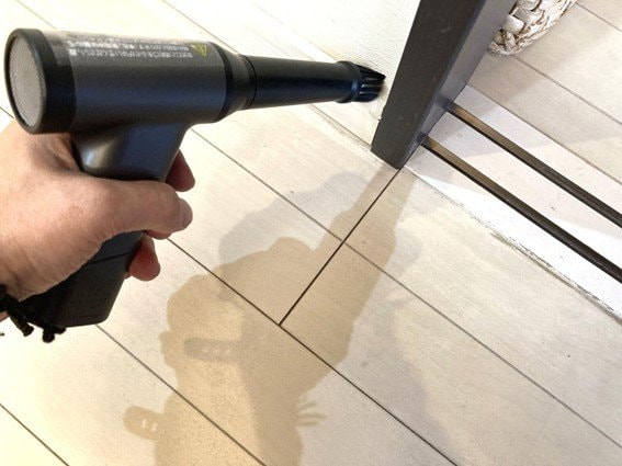 エアダスターで掃除をしているところ