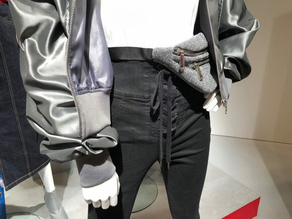 ウエストが編み上げ