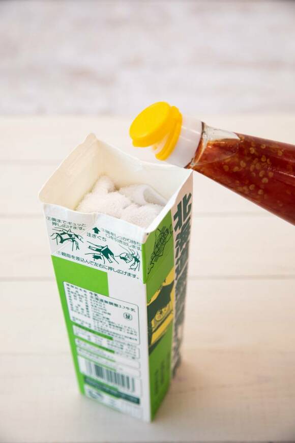 古タオルを詰めた牛乳パックにドレッシングなど