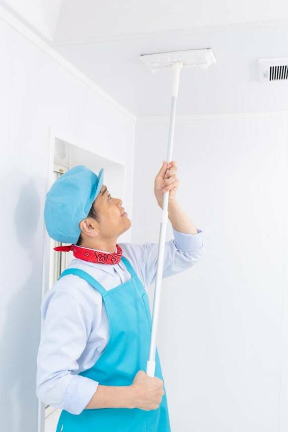 浴室の天井を掃除する様子