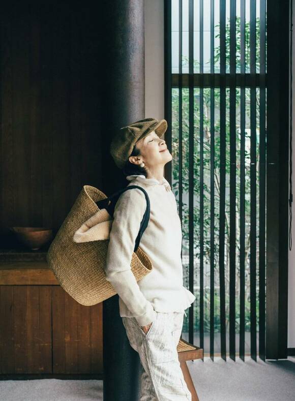 白コーデの女性