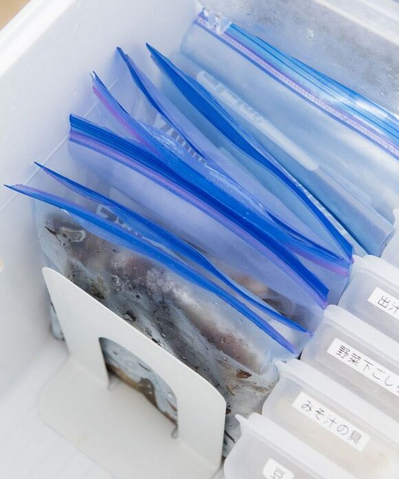 ジップロック縦にブックエンドでたてる