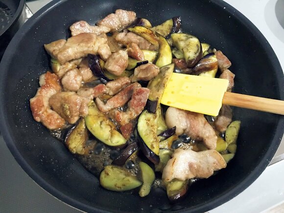 フライパンにナス豚