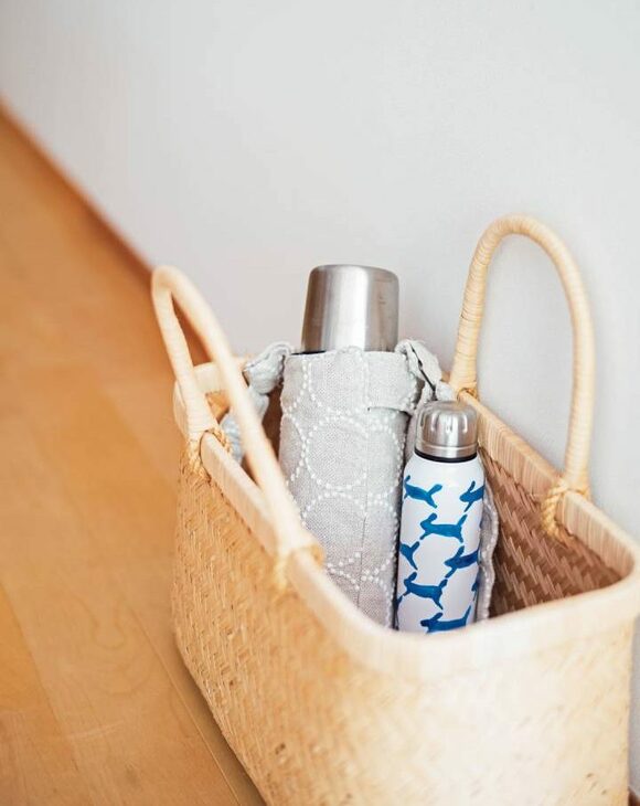水筒をカゴバッグに収納した様子